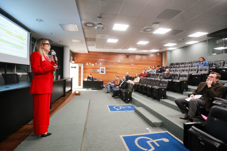 O workshop foi ministrado pela advogada Nicolle Gomes Schneider, vice-presidente da Comissão de Licitações e Contratos da OAB-SC.