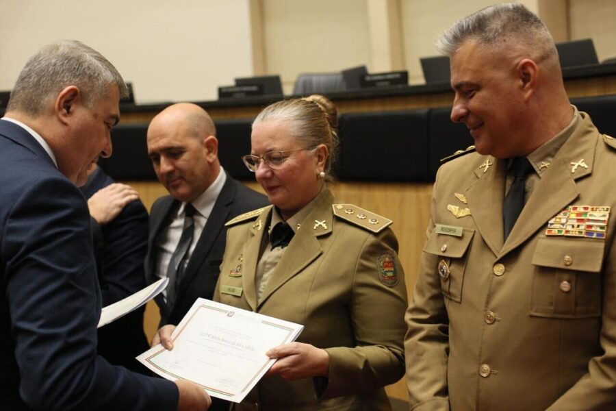 Deputado Lunelli e militares agraciados.