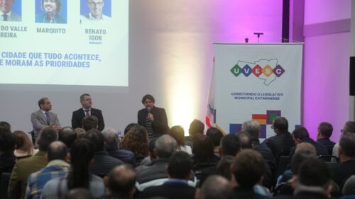 Marquito compartilha experiência com legisladores municipais