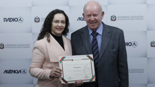 Jornalista Patricia Gomes recebe homenagem na Alesc