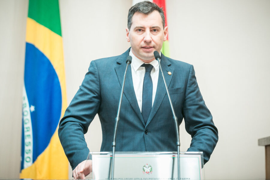 Deputado Silvio Zancanaro discursa na tribuna da Alesc.