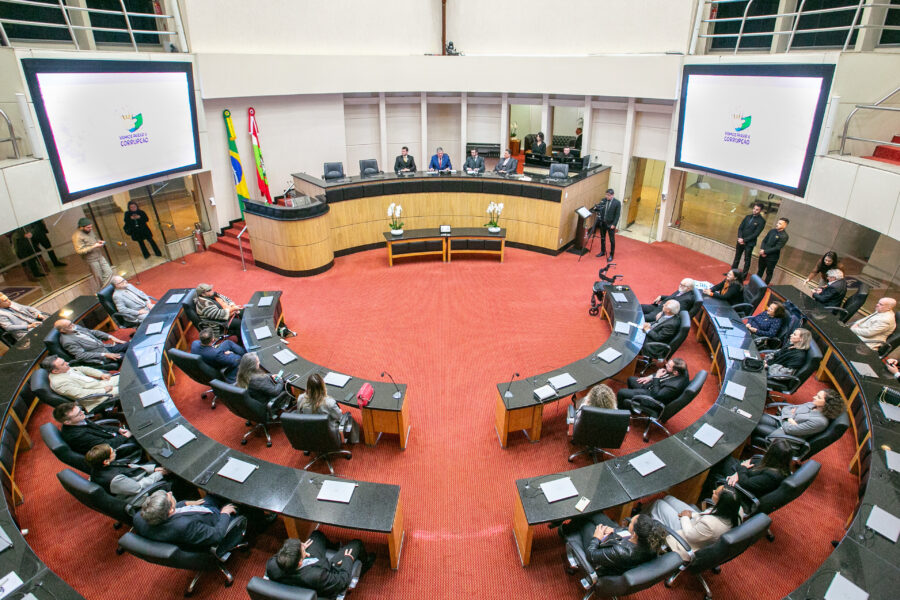A  solenidade aconteceu no plenário da Assembleia Legislativa.