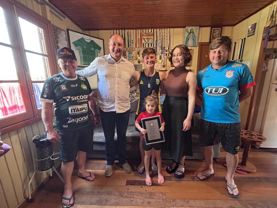 Moção foi entregue pelo presidente da Alesc na casa da família da atleta, em Pinhalzinho
