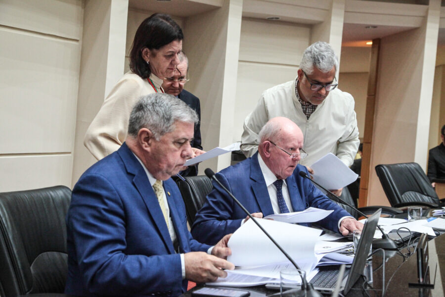 Deputados Mario Motta (PSD) e Marcos Vieira (PSDB), durante a reunião extraordinária da Comissão de Finanças, na tarde desta terça (6)