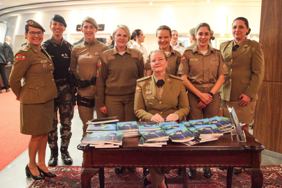 Lançamento do livro “Polícia Militar Feminina em Santa Catarina: 40 anos de História”, da coronel Arlene Sousa da Silva Villela.