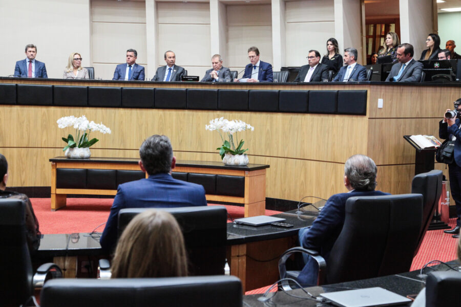 A solenidade aconteceu no plenário da Assembleia Legislativa de Santa Catarina.