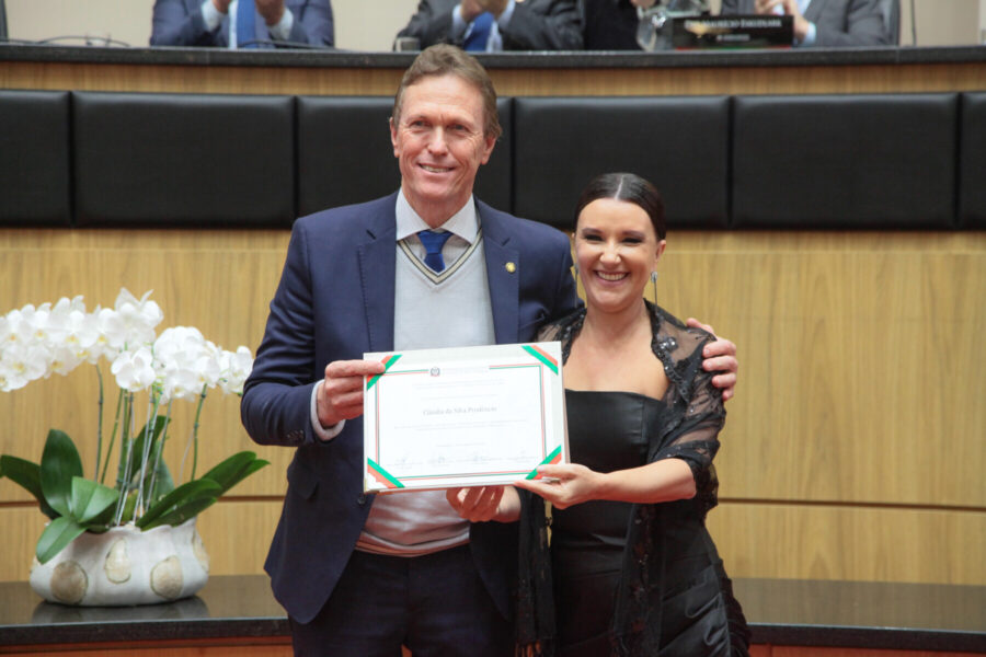 Entrega do titulo de cidadã catarinense a Cláudia da Silva Prudêncio.