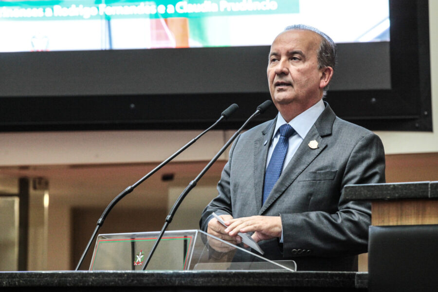 Governador Jorginho Mello.