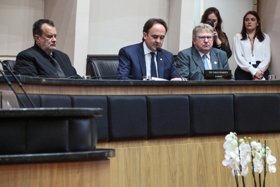 A sessão foi conduzida pelo deputado Carlos Humberto.