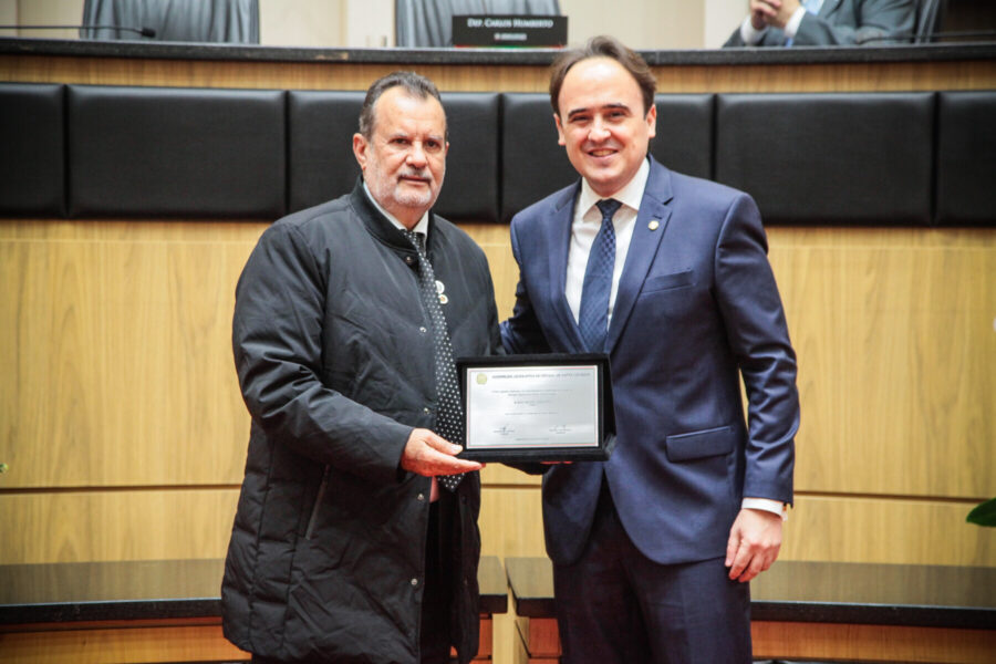 A homenagem à FCC foi entregue pelo deputado Carlos Humberto ao atual presidente da entidade, Rubens Renato Angelotti.