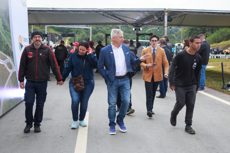 Representando a Alesc, deputado Fabiano da Luz (centro), chegando à cerimônia de inauguração do contorno. Foto: Arteris / Divulgação