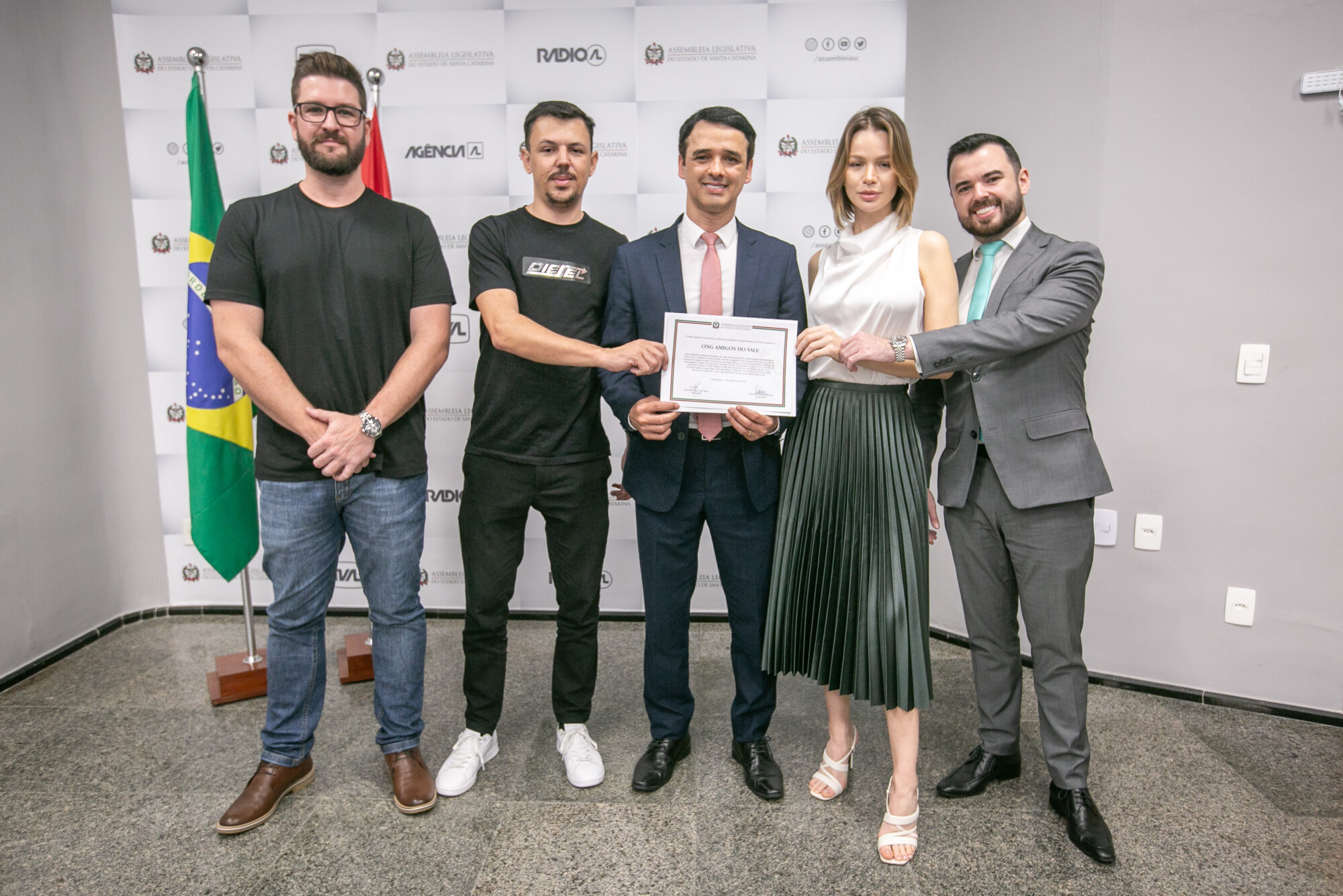 HOMENAGEM – Deputado Marcos da Rosa entrega reconhecimento a ONG Amigos do Vale