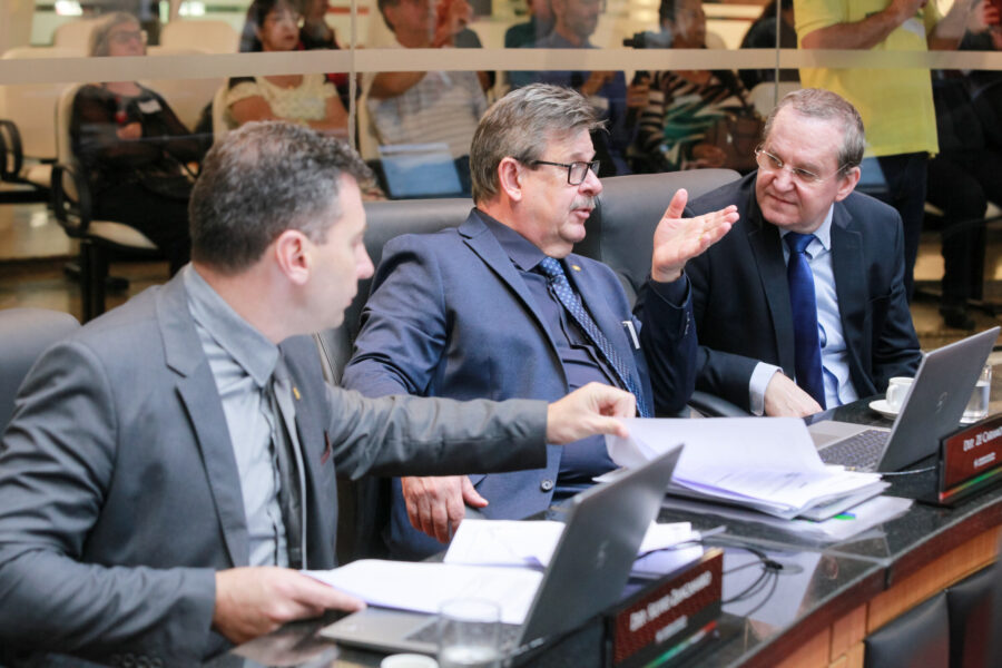 A sessão ocorreu no Plenário Deputado Osni Régis.