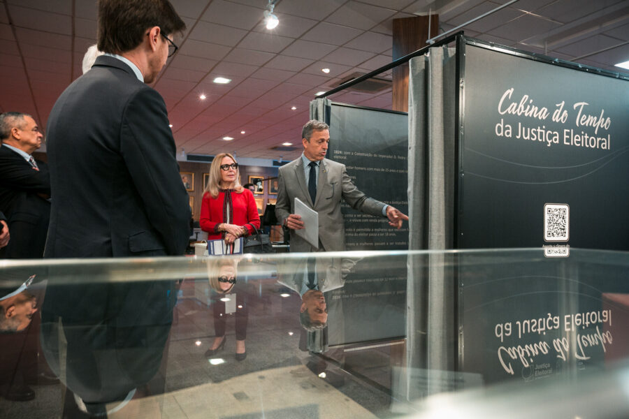 Exposição conta a trajetória do sistema eleitoral brasileiro e fica aberta ao público até o dia 29 de outubro, na Alesc