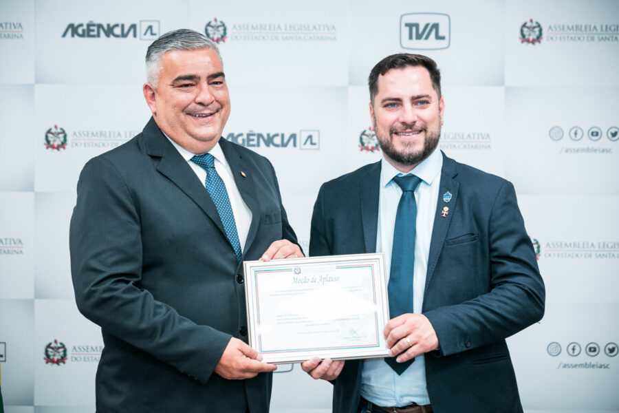 Deputado Sargento Lima (PL) entrega moção de aplauso ao vereador de Joinville Willian Tonezi (PL), reeleito com a maior votação em SC.