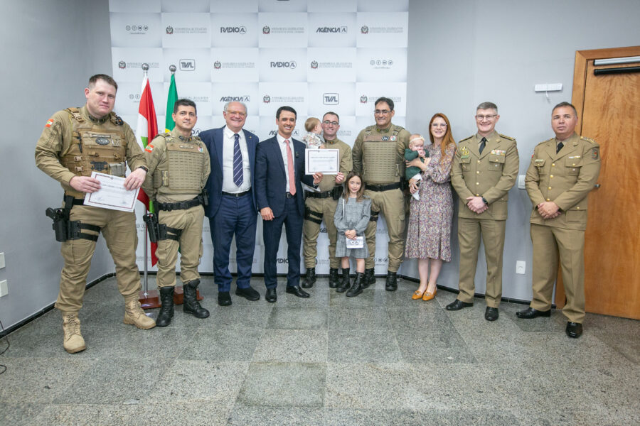 Parlamentares, homenageados, familiares e comandantes dos batalhões de Florianópolis e Jaraguá do Sul