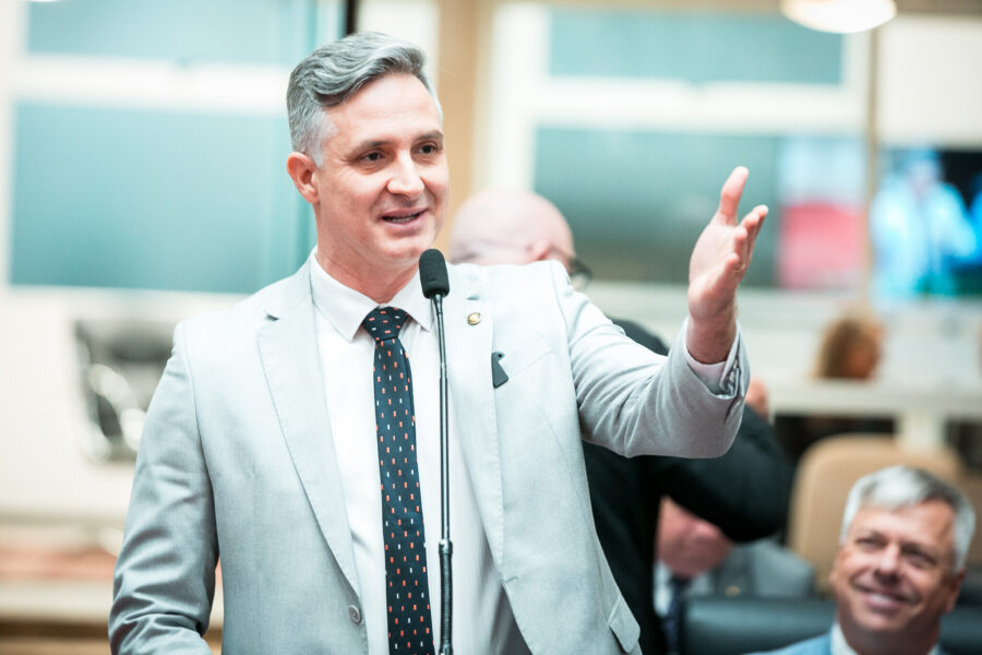 Deputado Matheus Cadorin (Novo), proponente da homenagem.