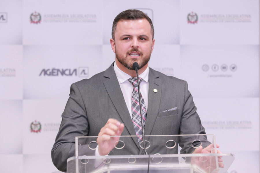 Deputado Lucas Neves (Podemos), proponente da homenagem.