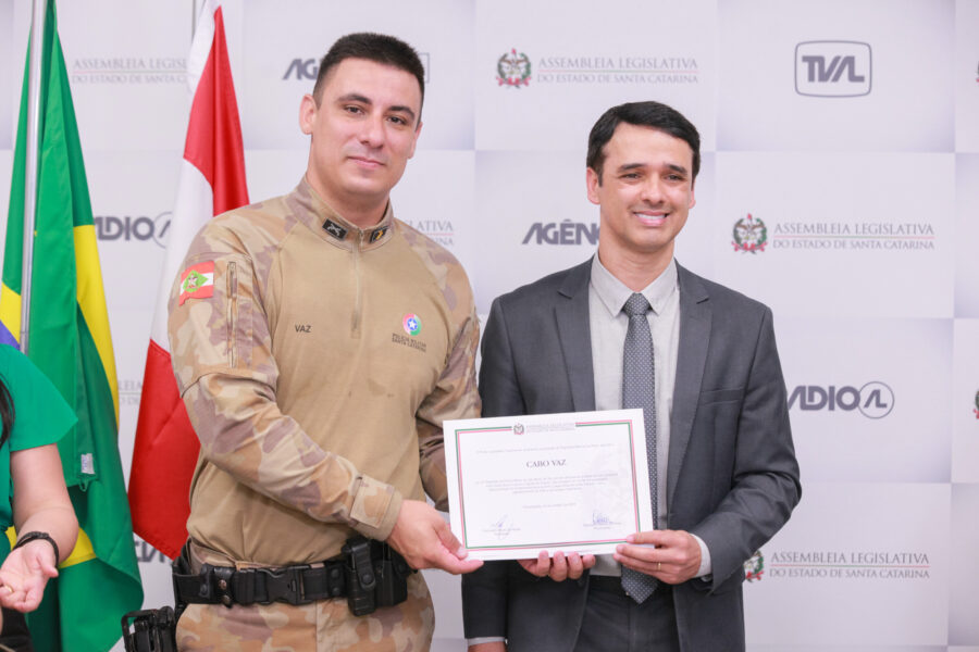 Cabo Vaz e o deputado Marcos da Rosa, proponente da homenagem