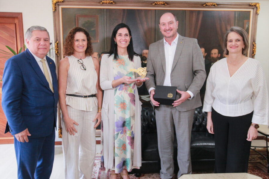 Presidente da Alesc, deputado Mauro De Nadal (MDB), recepciona deputada espanhola, Paula Prado Del Río.