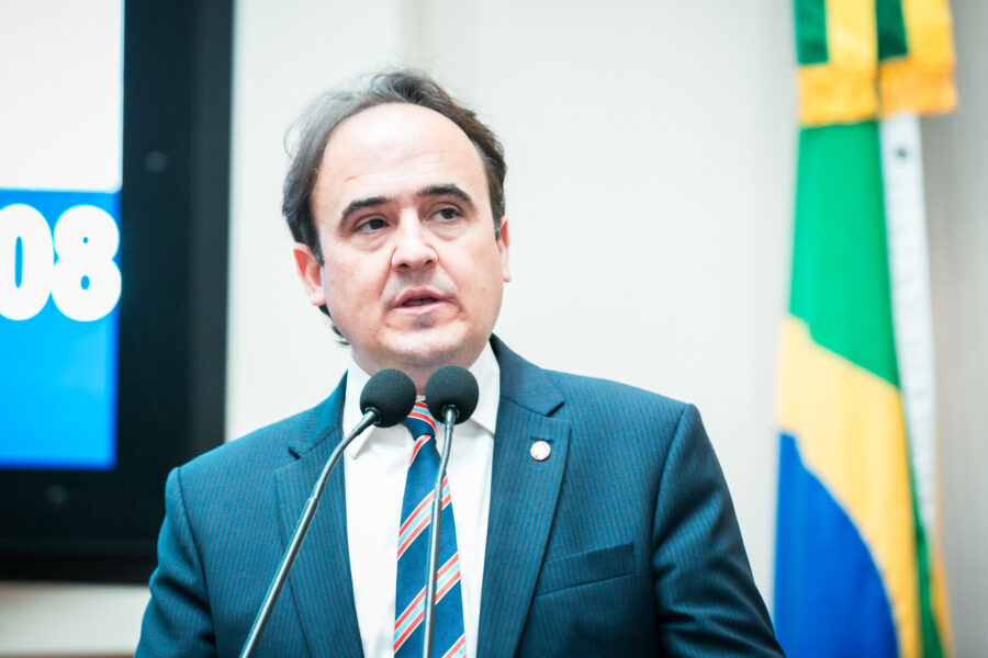 Deputado Carlos Humberto.