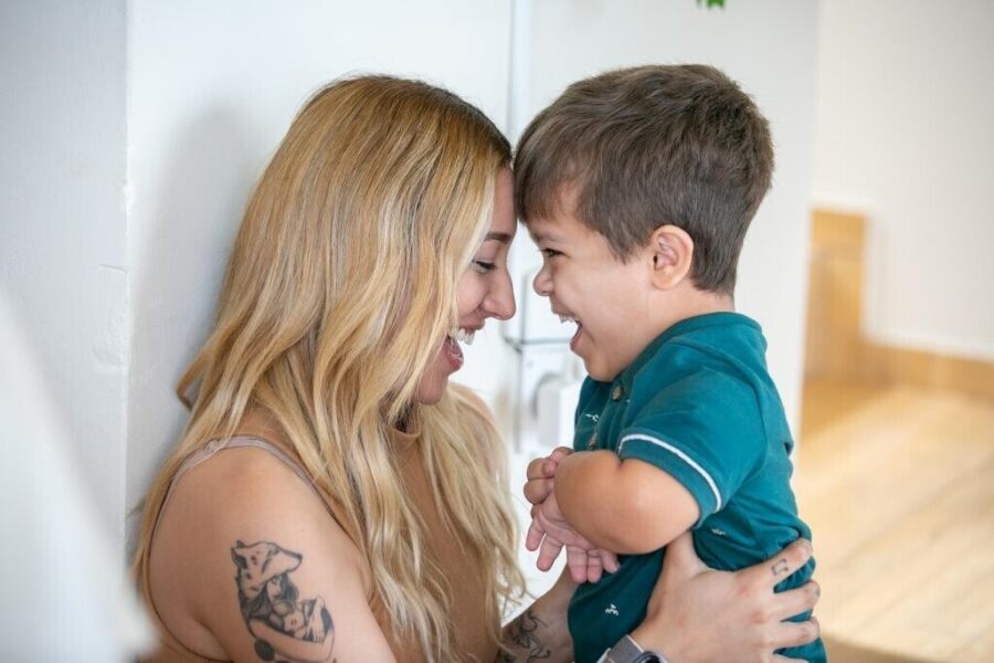 Vanny e Netto, mãe e filho de Garopaba; pelas redes sociais, eles tratam do nanismo de forma bem humorada