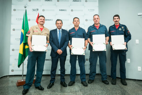 Bombeiros que atuaram no socorro às vítimas das enchentes no RS são homenageados