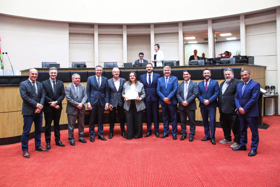 Diretores da empresa e deputados, durante a homenagem, na manhã desta quinta (17)