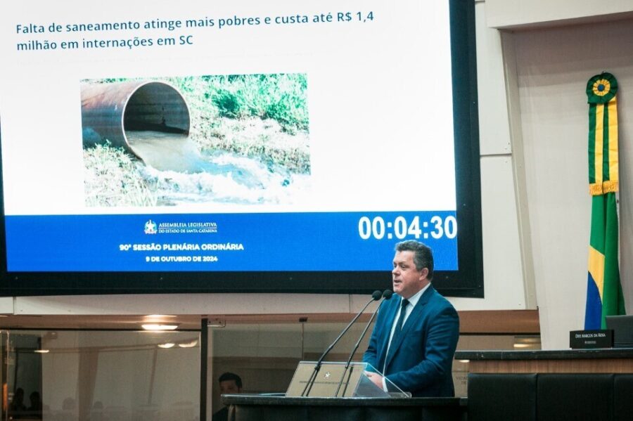 Foto : Deputado Ivan Naatz  (PL) cobra resultados mais efetivos da Casan em saneamento. (Divulgação- Bruno Collaço –Agência Alesc) .