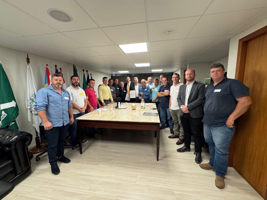 Reunião foi realizada no gabinete do deputado Fernando Krelling, na manhã desta terça (29). FOTO: Daniel Boso