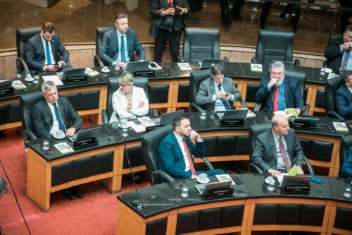 Deputados comemoram Dia do Professor e criticam governo do Estado