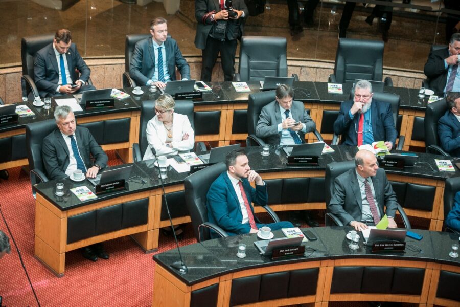 Deputados comemoram Dia do Professor e criticam governo do Estado