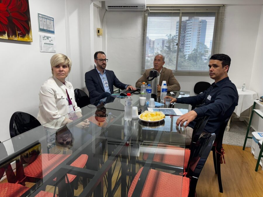 Deputado Marcos da Rosa e dirigentes do Hospital Santo Antônio