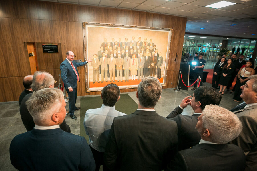Deputado Mauro de Nadal apresenta a obra que retrata os deputados constituintes de 1989