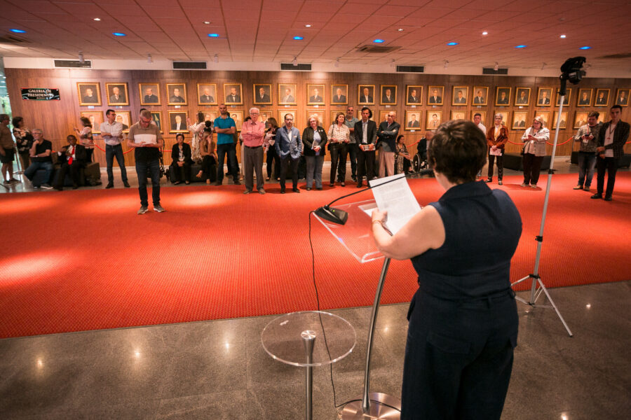 Amigos, colaboradores da obra e representantes da área cultural prestigiaram a cerimônia de lançamento