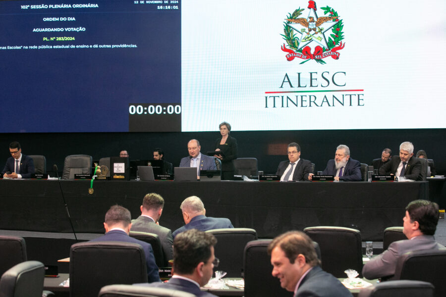 A sessão aconteceu em Lages, por meio do programa Alesc Itinerante.