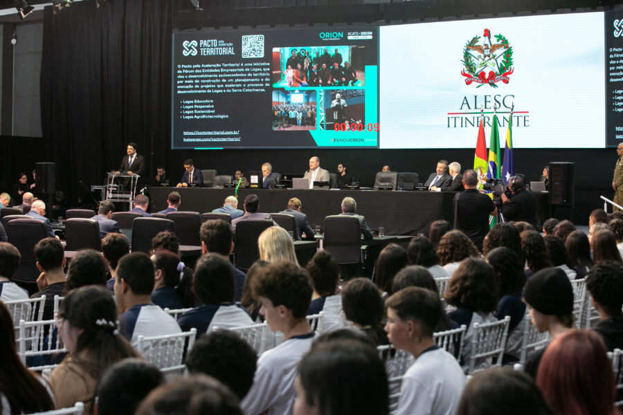 A sessão contou com ampla presença de público, sobretudo de estudantes.