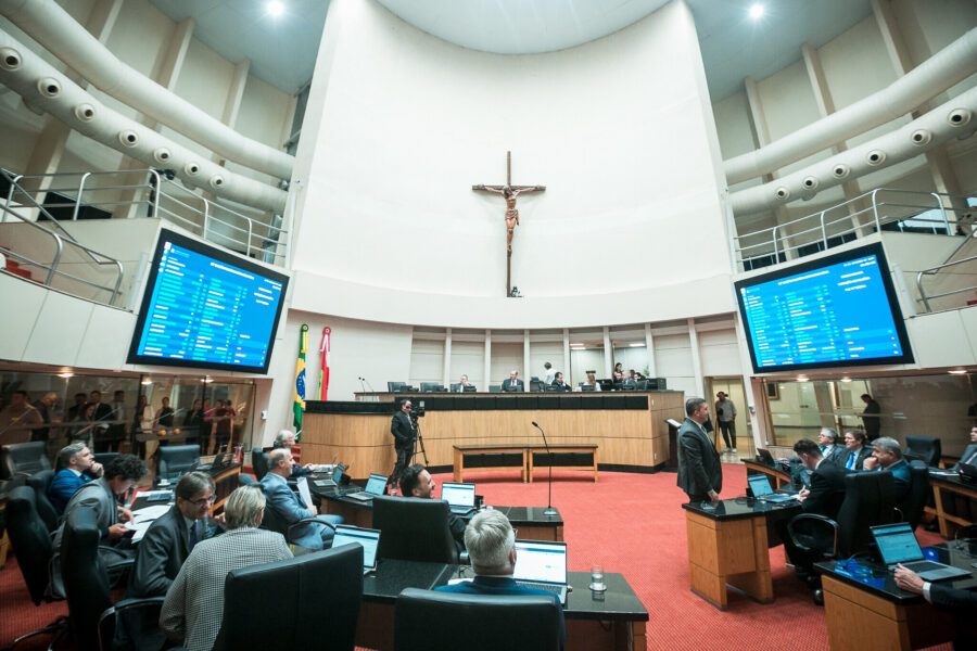Plenário da Assembleia Legislativa, na tarde desta terça-feira (19)