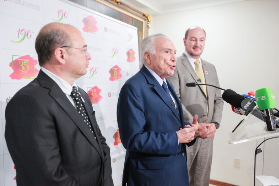 O ex-presidente Michel Temer, acompanhado do presidente da Unale, Sérgio Aguiar, e do presidente da Alesc, Mauro De Nadal