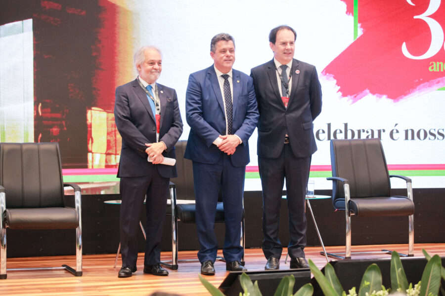 Presidente do TJ/SC, João Henrique Blasi, deputado Ivan Naatz e o presidente do TRF4, Fernando Quadros da Silva.