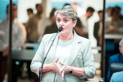 Luciane Carminatti publica nota questionando mudanças nas regras de avaliação da rede estadual