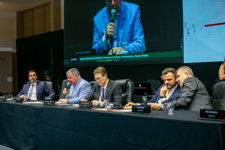 Membros da Comissão de Trabalho, durante reunião em Chapecó, nesta quarta (27)