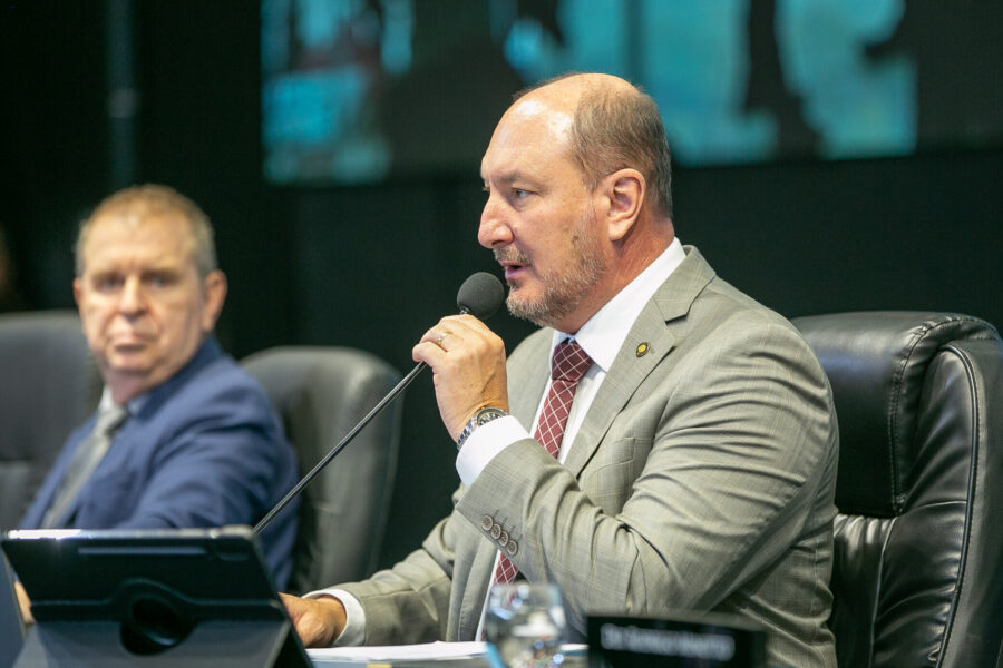 Presidente da Alesc, deputado Mauro De Nadal, durante a sessão em Chapecó