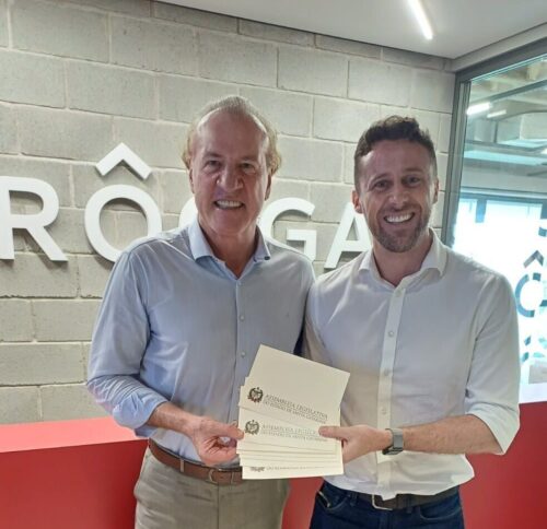 Fernando Krelling entrega Comenda do Legislativo Catarinense ao empresário Vilson Buss