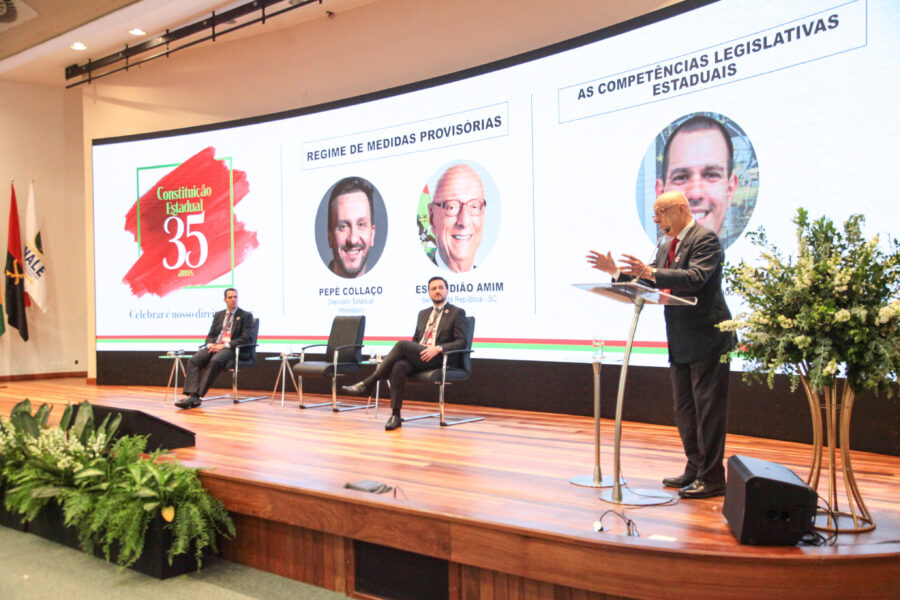 Senador Esperidião Amin ao microfone