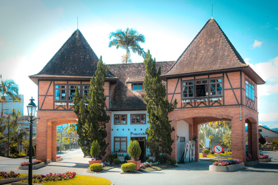 Pórtico de um dos acessos a Pomerode; município catarinense detém o título de Cidade Mais Alemã do Brasil