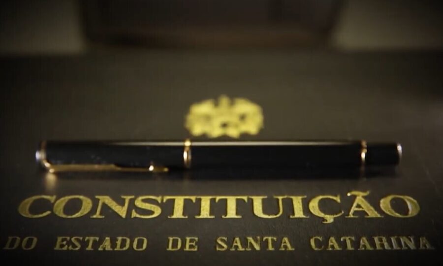 Imagem do exemplar da Constituição que foi assinado pelos deputados no dia da promulgação, com a caneta utilizada