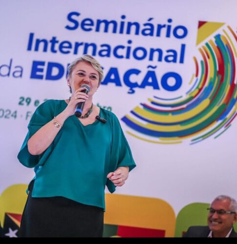 Luciane discursa em Seminário Internacional de Educação com representantes de mais de 20 países