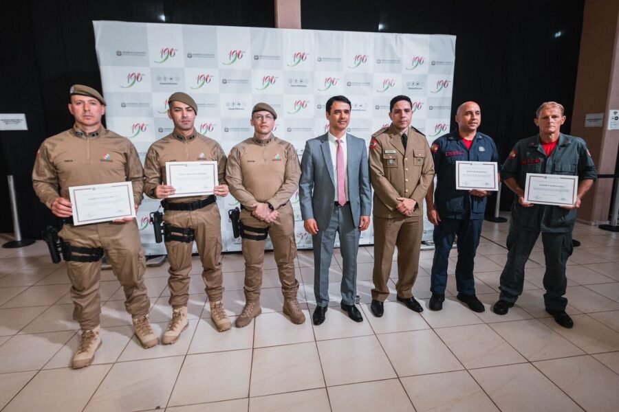 Deputado Marcos da Rosa e os policiais militares homenageados