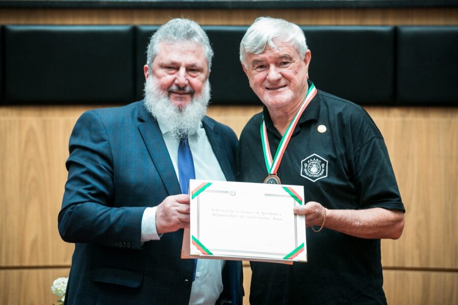 Padre Pedro entrega a Agenor Sartori Castagna, da Faasc, a Comenda do Legislativo Catarinense